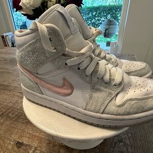 Nike White and Pink Sneakers with Metallic Swoosh